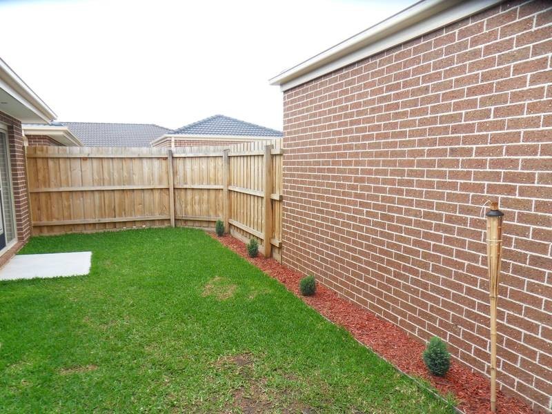2/9-11 Walshe Crt, Altona Meadows VIC 3028