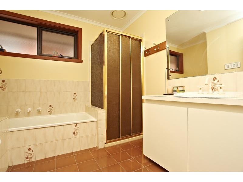 14 Pollywoodside Drive, Altona Meadows VIC 3028