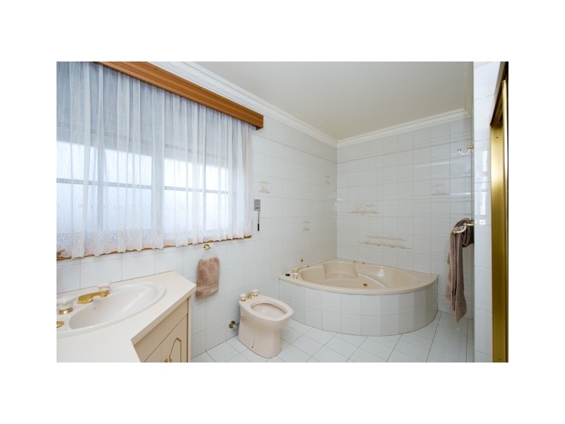 13 McAlpine Court, Altona VIC 3018