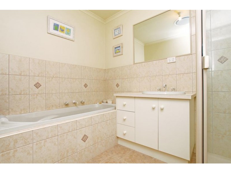 1/50 May Avenue,, Altona Meadows VIC 3028