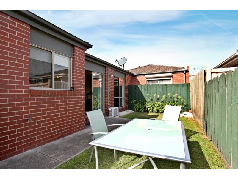 2/204 Civic Parade, Altona VIC 3018