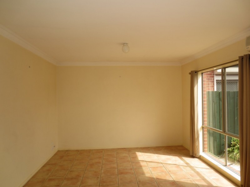 2/204 Civic Parade, Altona VIC 3018