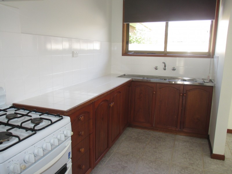 2/142 Civic Parade, Altona VIC 3018