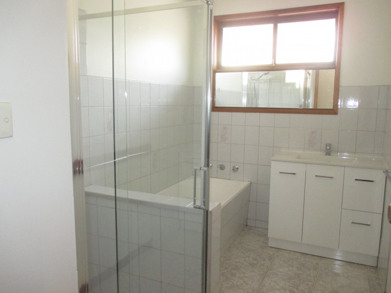 2/142 Civic Parade, Altona VIC 3018