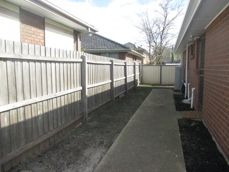 2/142 Civic Parade, Altona VIC 3018