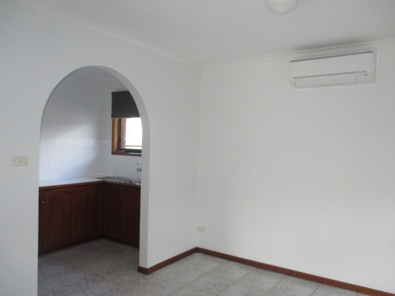 2/142 Civic Parade, Altona VIC 3018