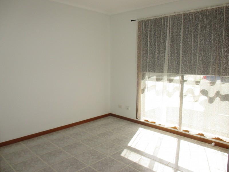 2/142 Civic Parade, Altona VIC 3018