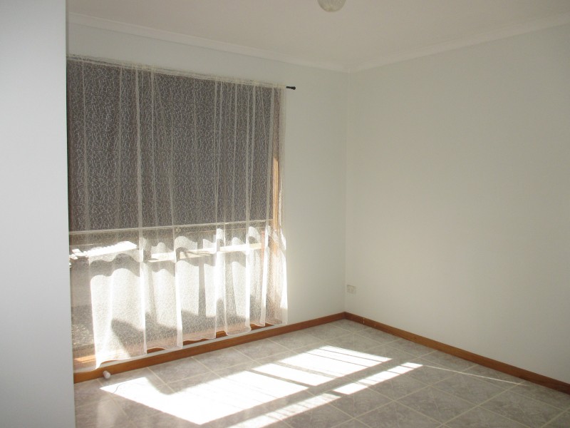 2/142 Civic Parade, Altona VIC 3018