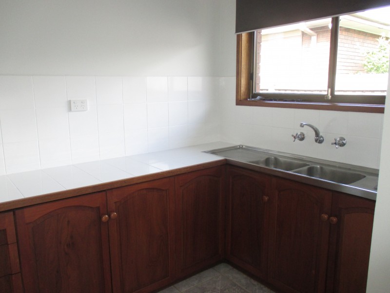 2/142 Civic Parade, Altona VIC 3018