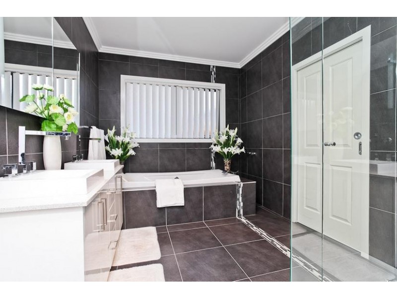 27 Middle Park Drive, Sanctuary Lakes VIC 3030