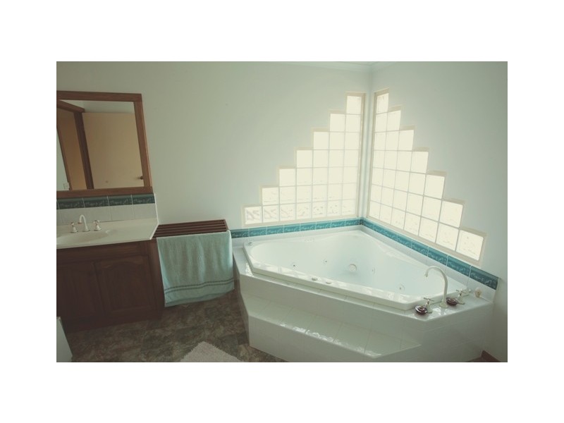 3 Ocean Court, Altona Meadows VIC 3028