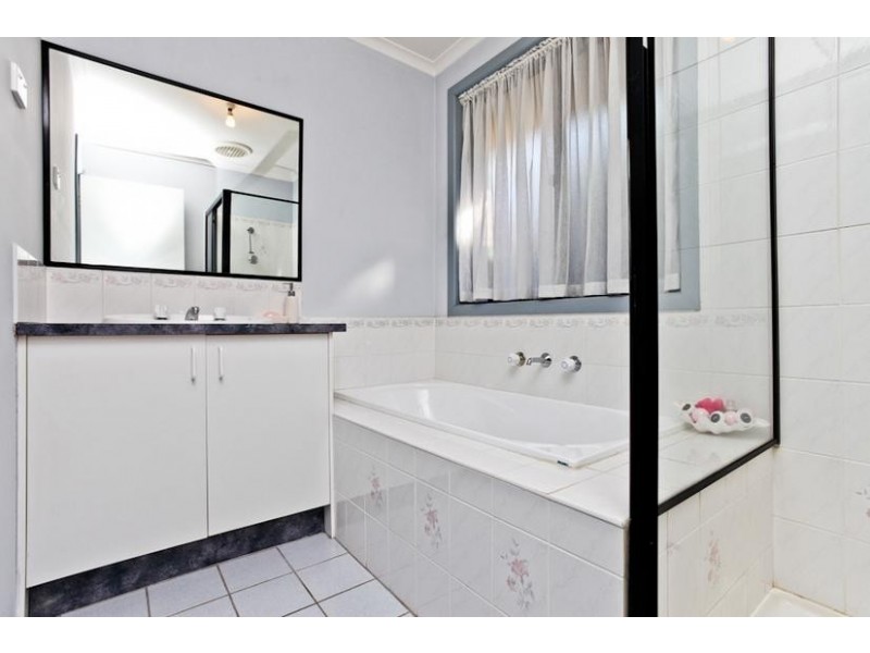 4A Stapley Crescent, Altona North VIC 3025