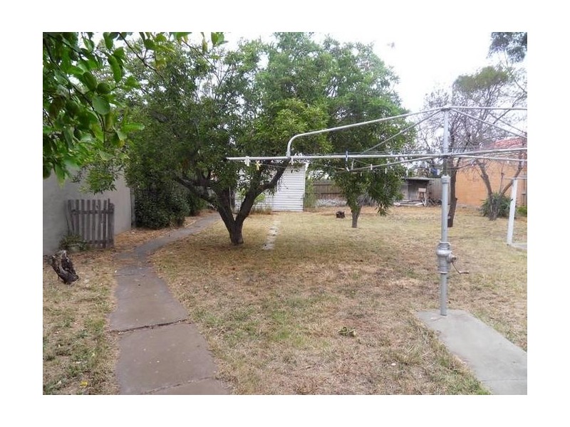 27 Cypress Avenue, Brooklyn VIC 3012