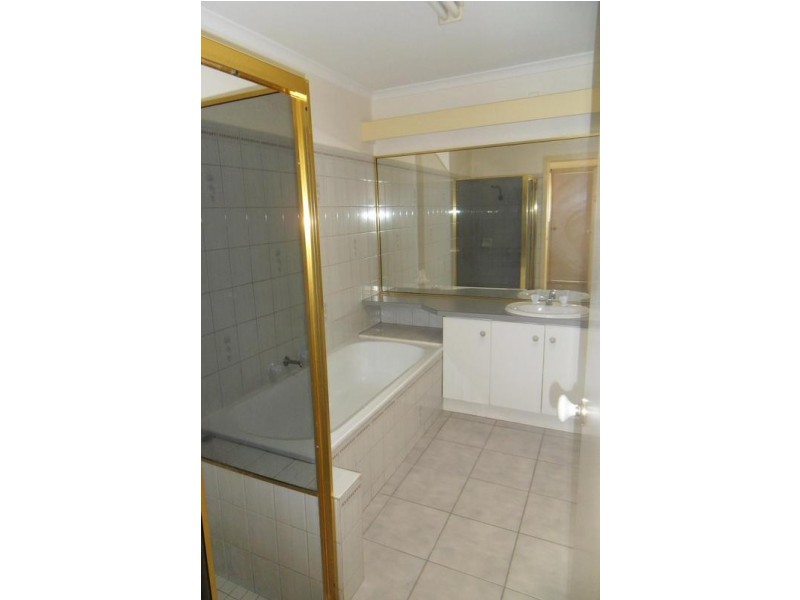 1/24 Newham Way, Altona Meadows VIC 3028