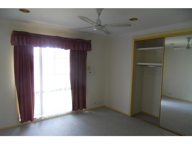 1/24 Newham Way, Altona Meadows VIC 3028