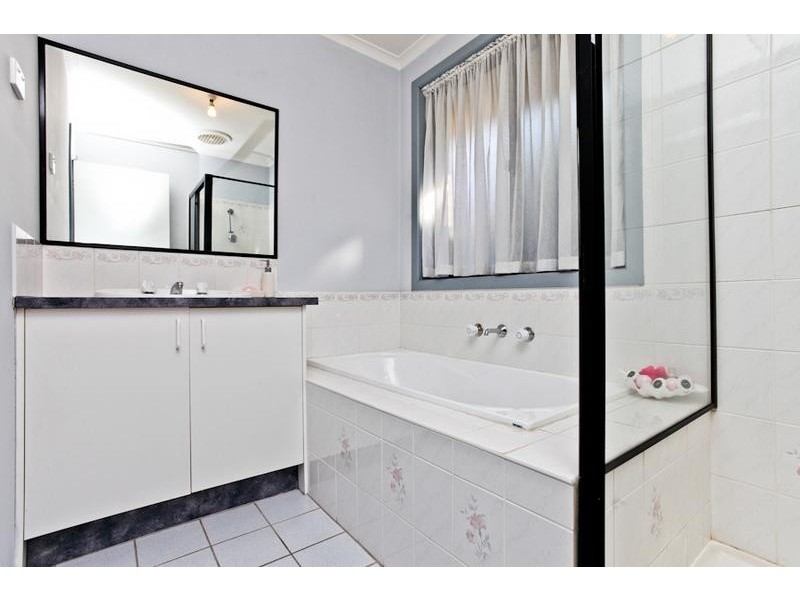 4A Stapley Crescent, Altona North VIC 3025