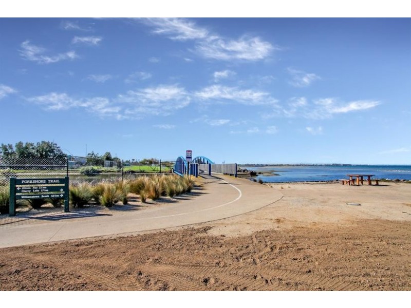 2/24 Noordenne Avenue, Altona VIC 3018