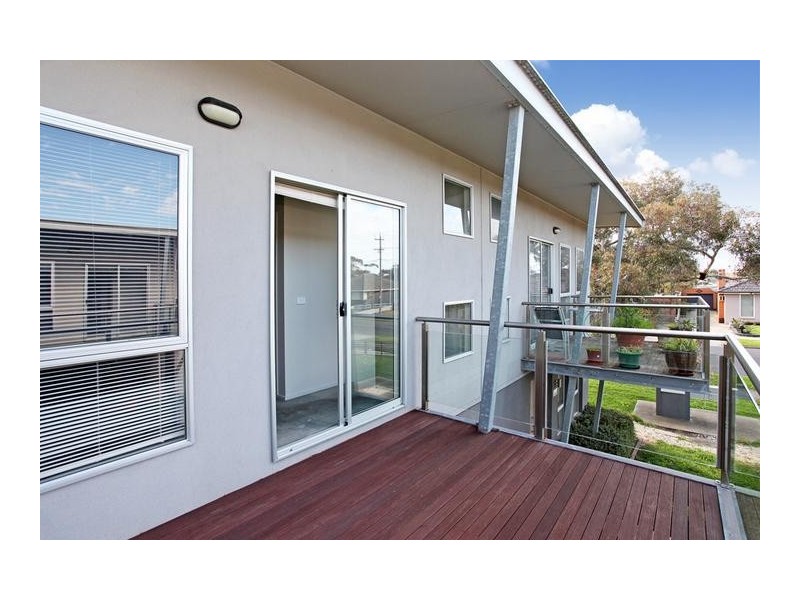 2/24 Noordenne Avenue, Altona VIC 3018