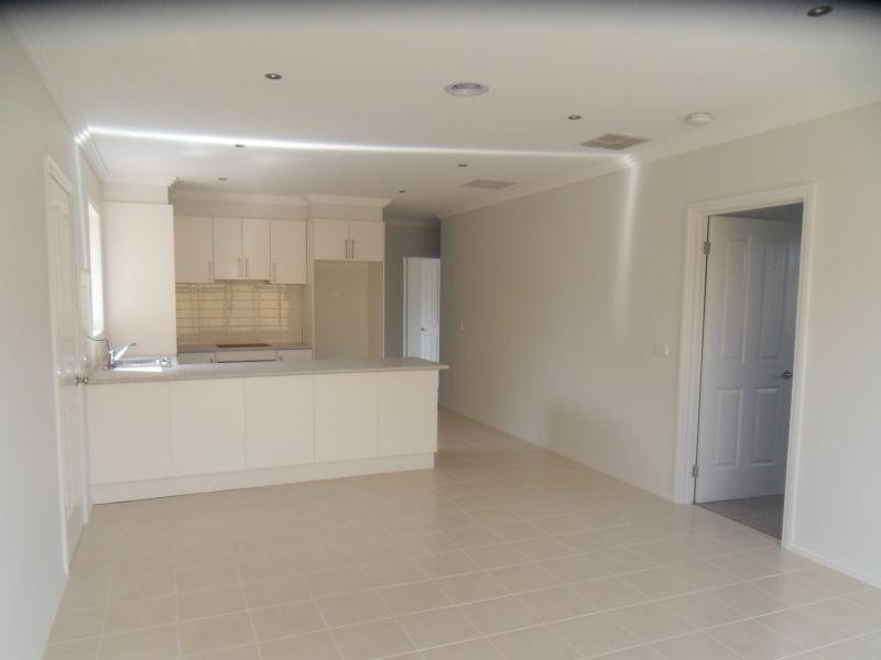 2/36 Myers Parade, Altona Meadows VIC 3028