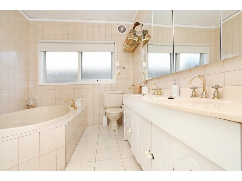 15 Myrtle Grove, Altona VIC 3018