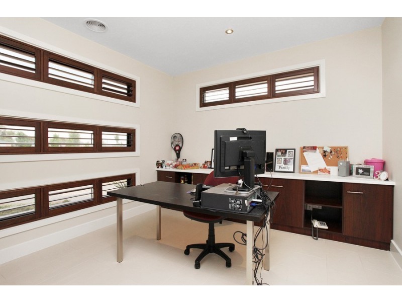 12 Shrike Terrace, Williams Landing VIC 3027