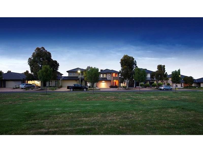 7 Robson Street, Sanctuary Lakes VIC 3030