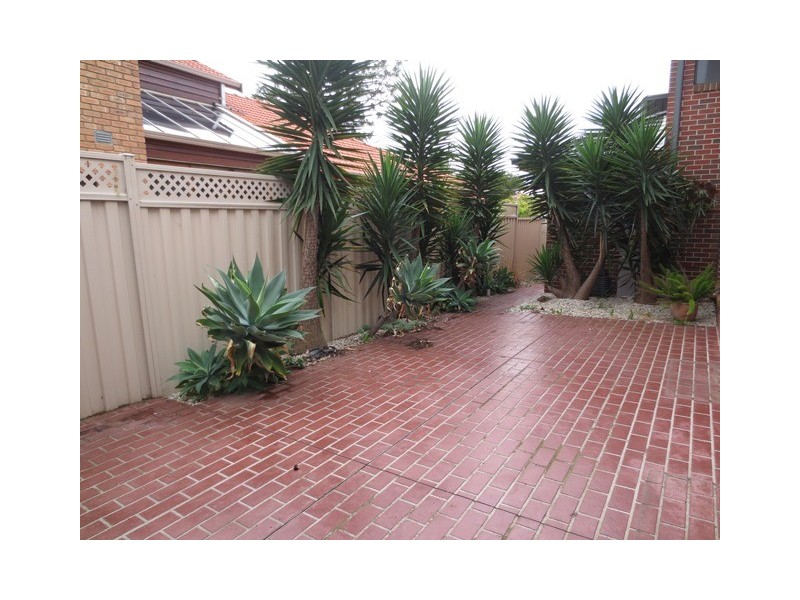 1/28 Bracken Grove, Altona VIC 3018