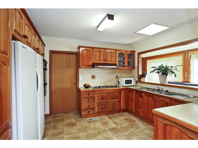 8 Edwards Drive, Altona Meadows VIC 3028