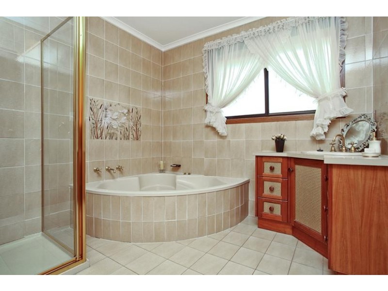 8 Edwards Drive, Altona Meadows VIC 3028