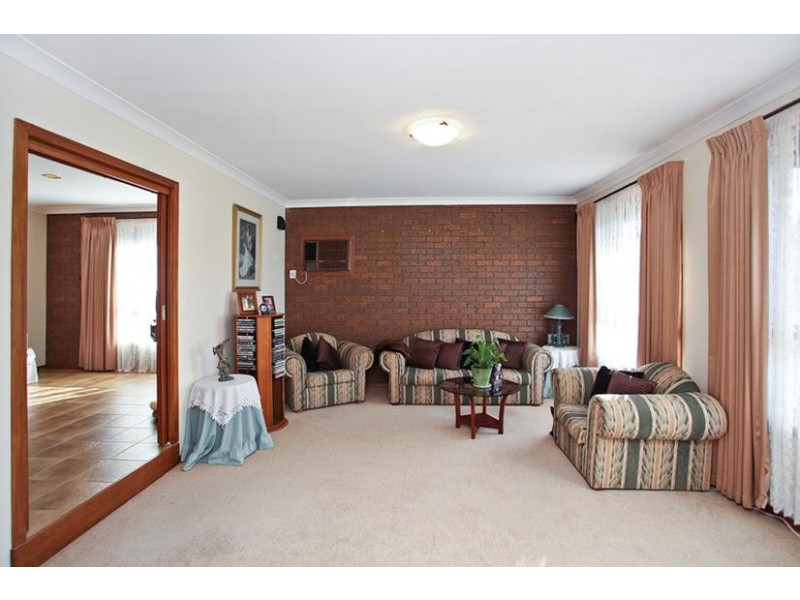 8 Edwards Drive, Altona Meadows VIC 3028