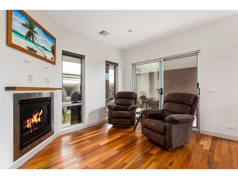 1/42 Davies Street, Altona VIC 3018