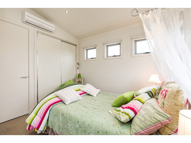 1/4 Grieve Parade, Altona VIC 3018