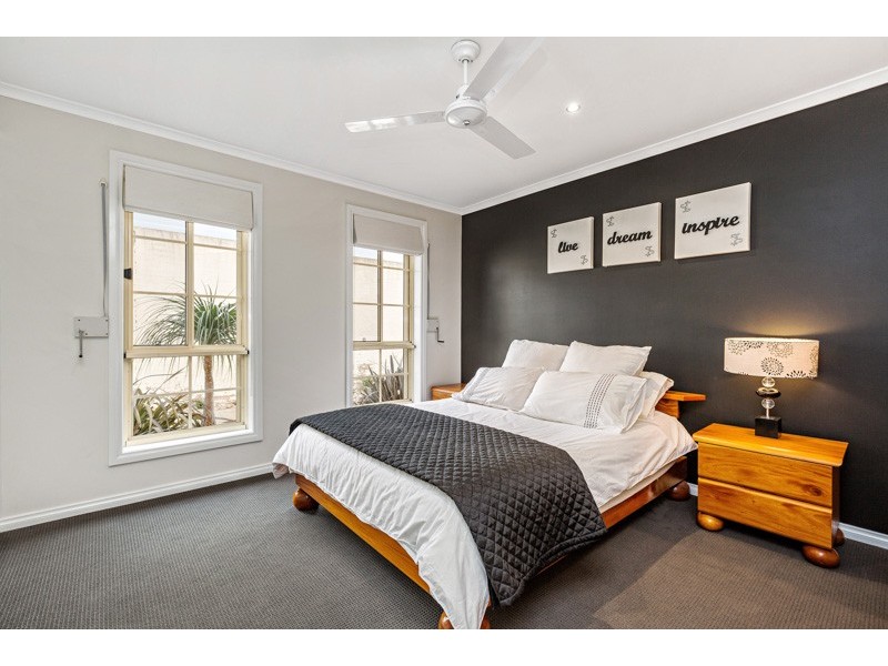 2/32 Rayner Street, Altona VIC 3018