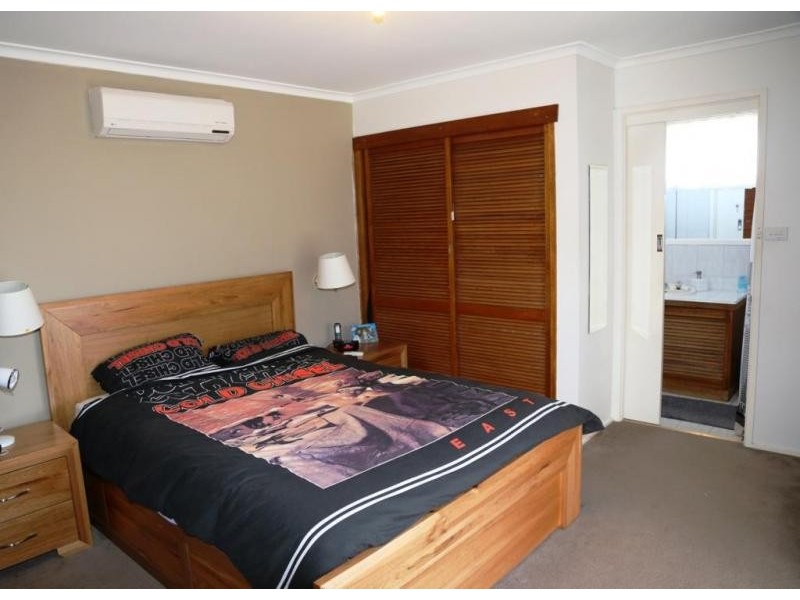 31 Dove Avenue, Altona VIC 3018