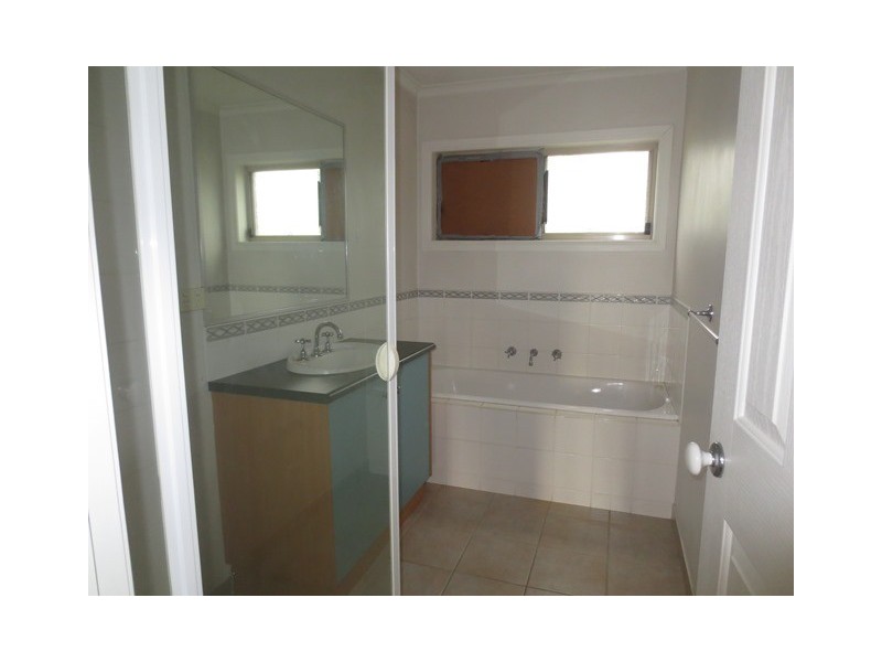 1B Almond Avenue, Brooklyn VIC 3012