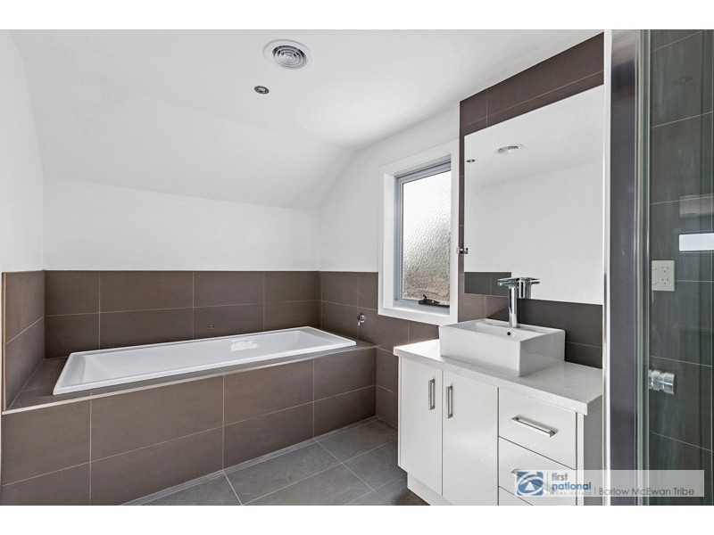 2/222 Civic Parade, Altona VIC 3018