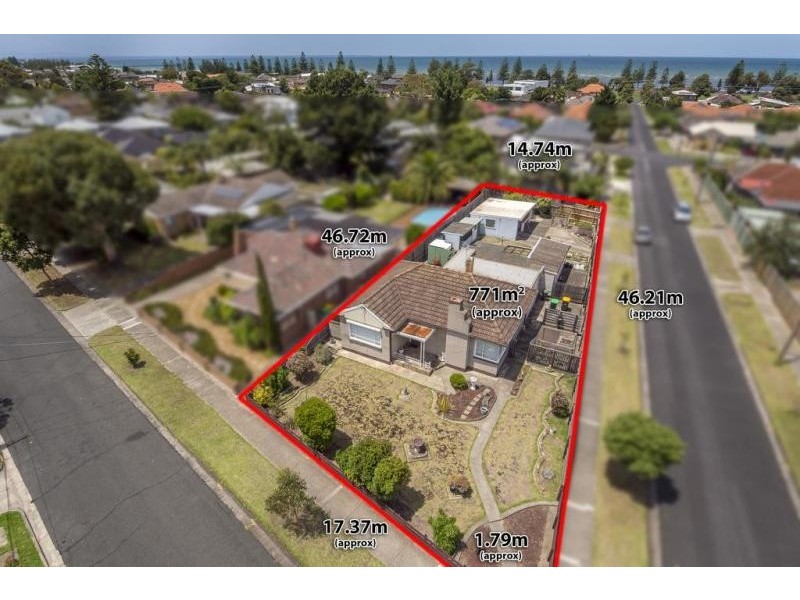 16 Bracken Grove, Altona VIC 3018