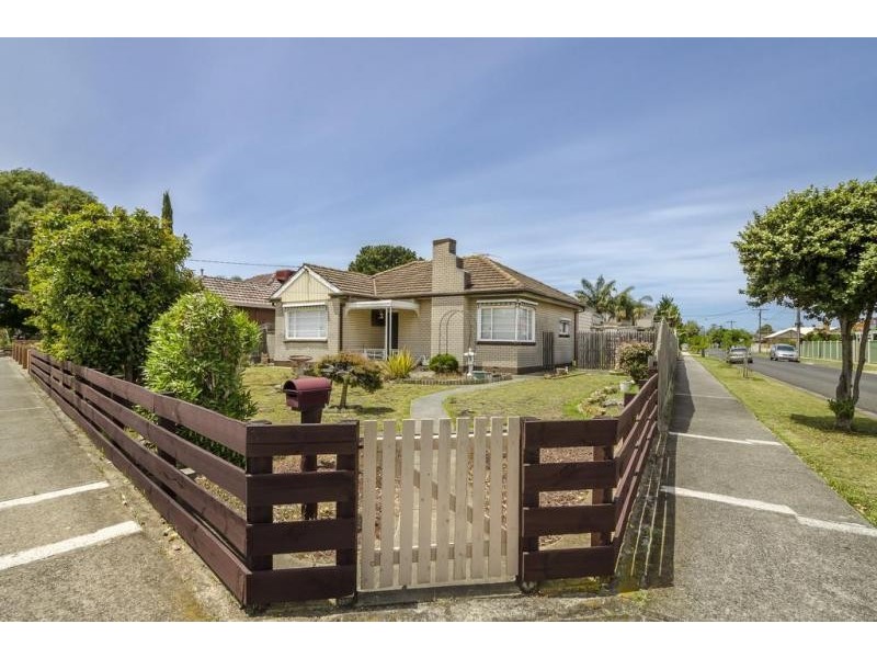 16 Bracken Grove, Altona VIC 3018