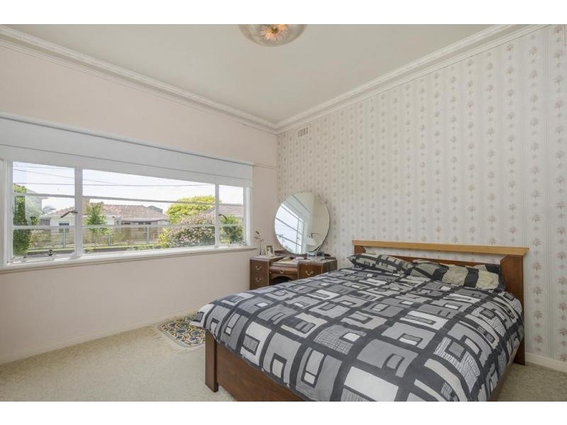 16 Bracken Grove, Altona VIC 3018