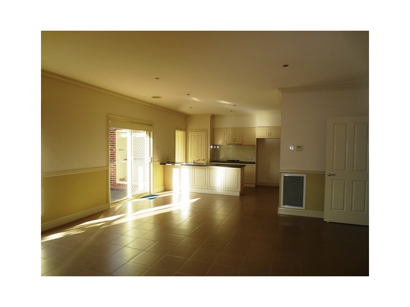 2/11 Rayner Street, Altona VIC 3018