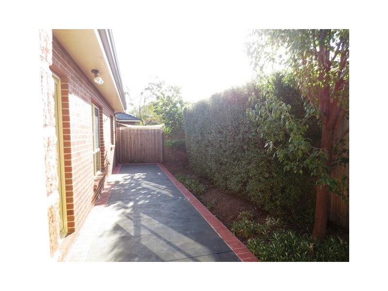 2/11 Rayner Street, Altona VIC 3018