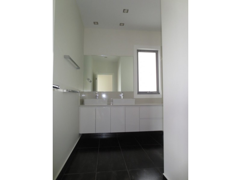 2/12 Mount Street, Altona VIC 3018