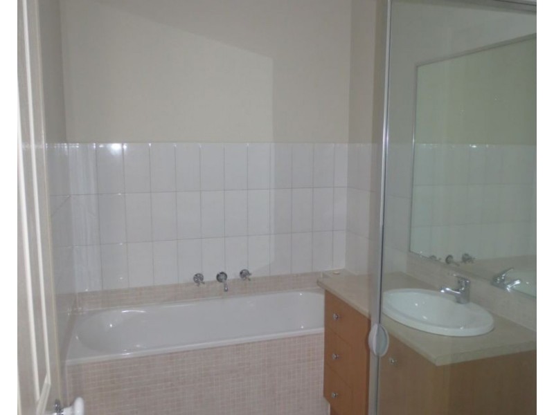 2/181 Civic Parade, Altona VIC 3018