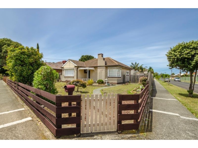 16 Bracken Grove, Altona VIC 3018