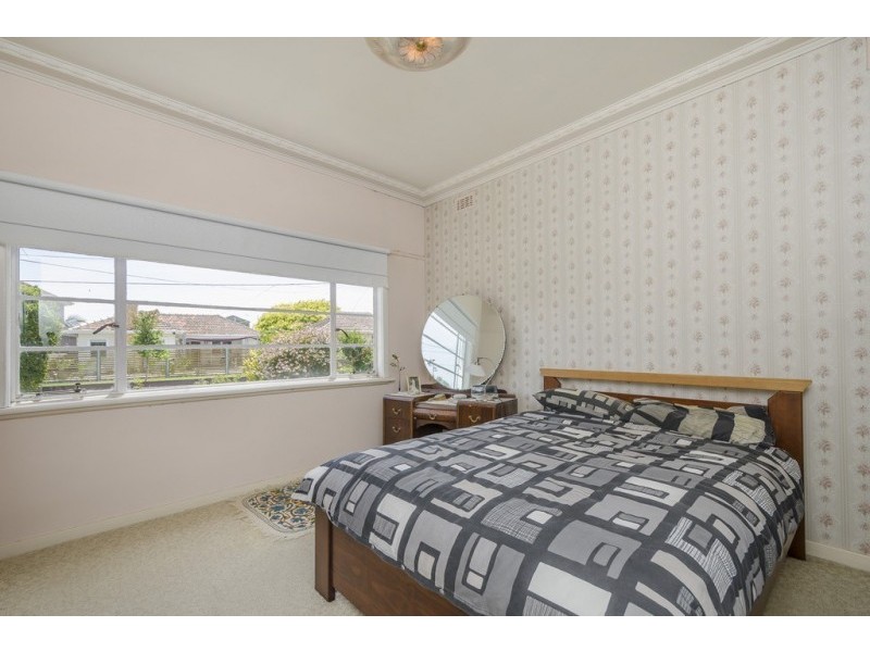 16 Bracken Grove, Altona VIC 3018
