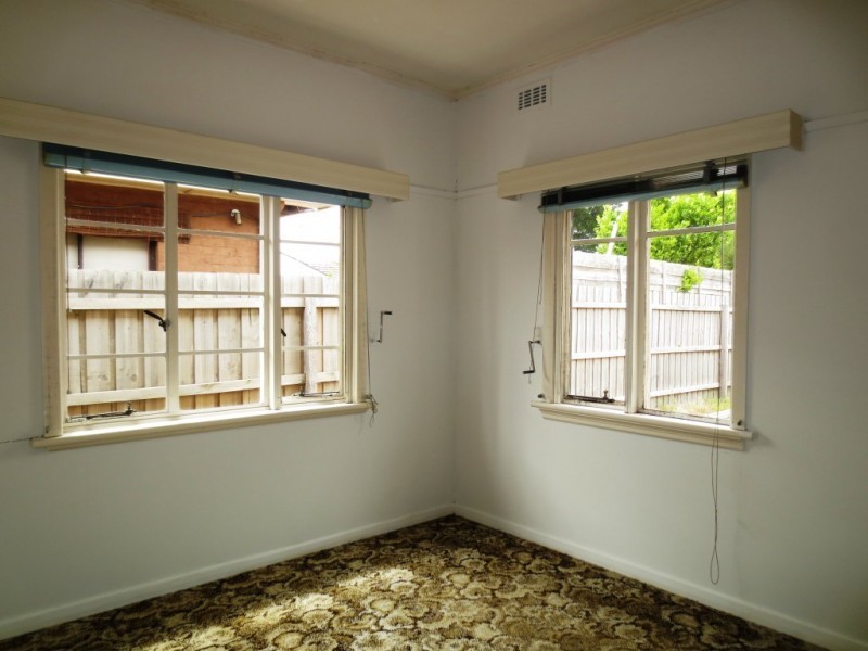 16 Bracken Grove, Altona VIC 3018