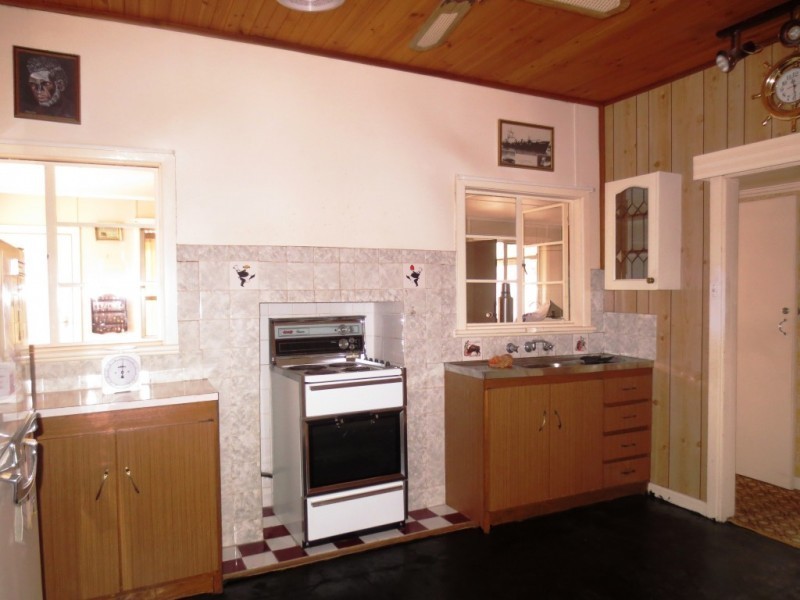 16 Bracken Grove, Altona VIC 3018