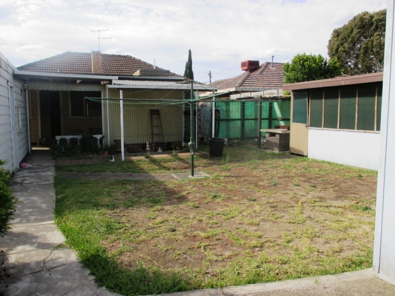 16 Bracken Grove, Altona VIC 3018