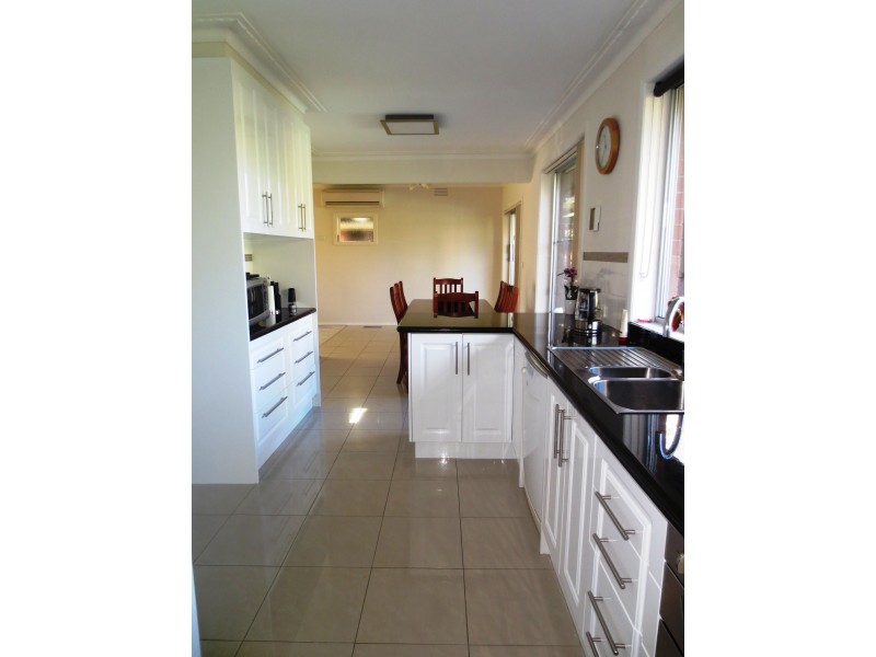 11 Deavey Court, Altona VIC 3018