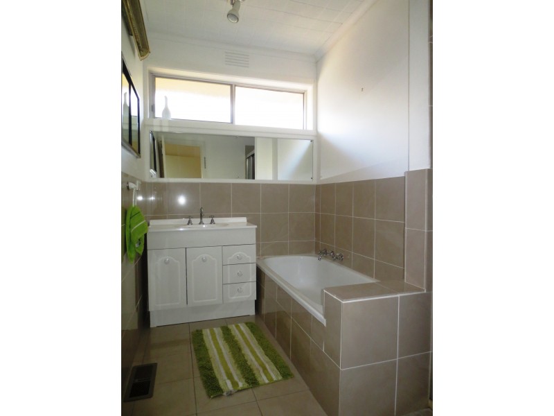 11 Deavey Court, Altona VIC 3018